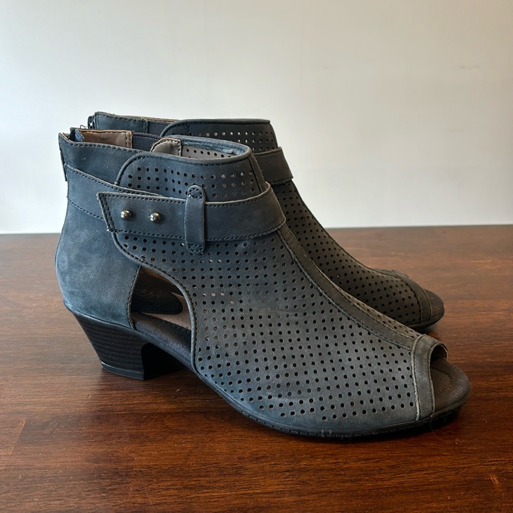 Earth Intrepid Navy peep toe 8